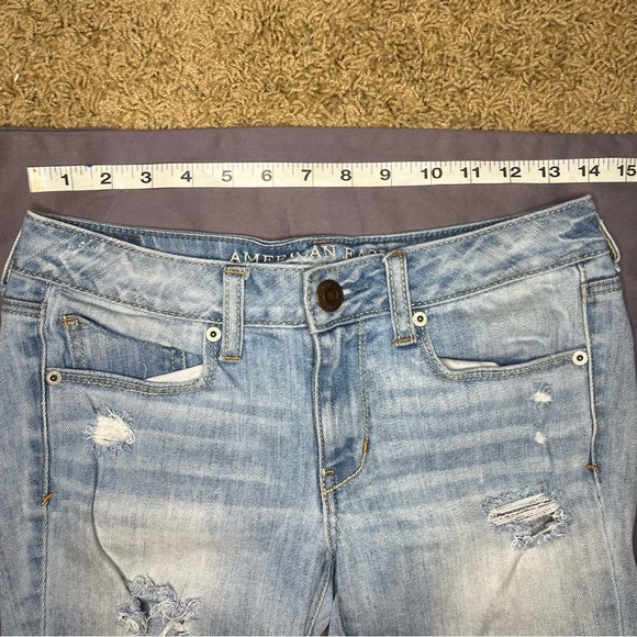 American Eagle size 4 skinny stretch light wash jeans w/ holes on the front - Picture 5 of 7